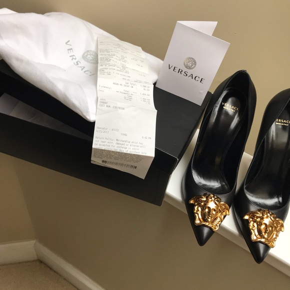 Versace Shoes - Versace palazzo pumps😍